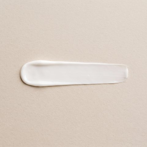 Cremestreifen auf beigem Papier