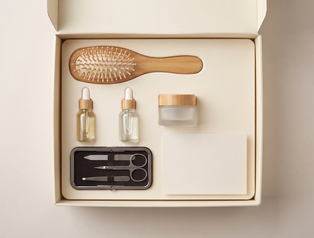 Geöffnete Geschenkbox mit Bürste, Flaschen und Nagelset
