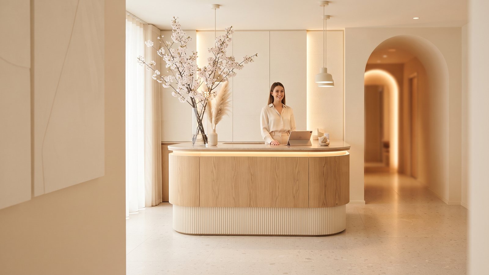 Empfangsbereich des Studios in Creme und hellem Holz